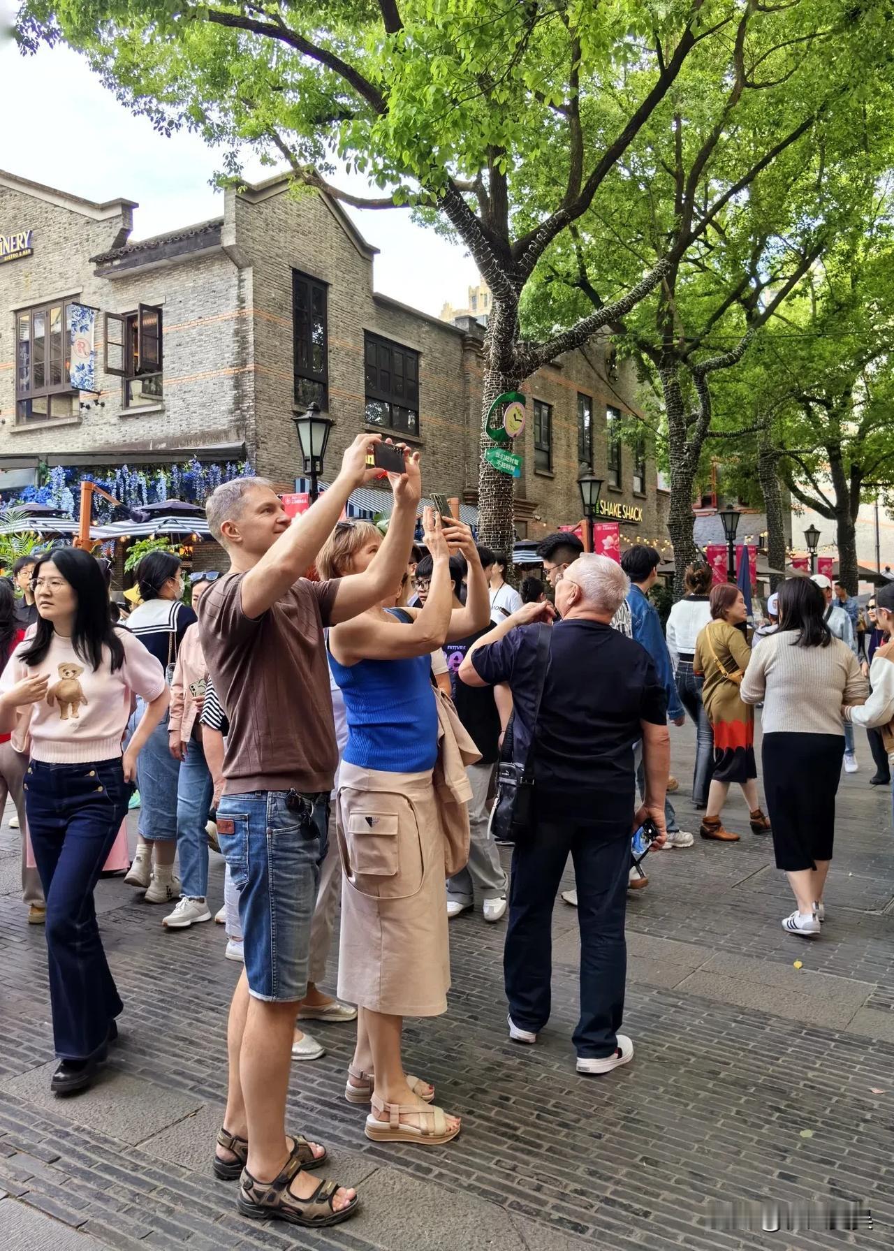 前几天去新天地拍国际花展，结果到了现场发觉场景很一般，顿时兴趣索然。但尽管花展没