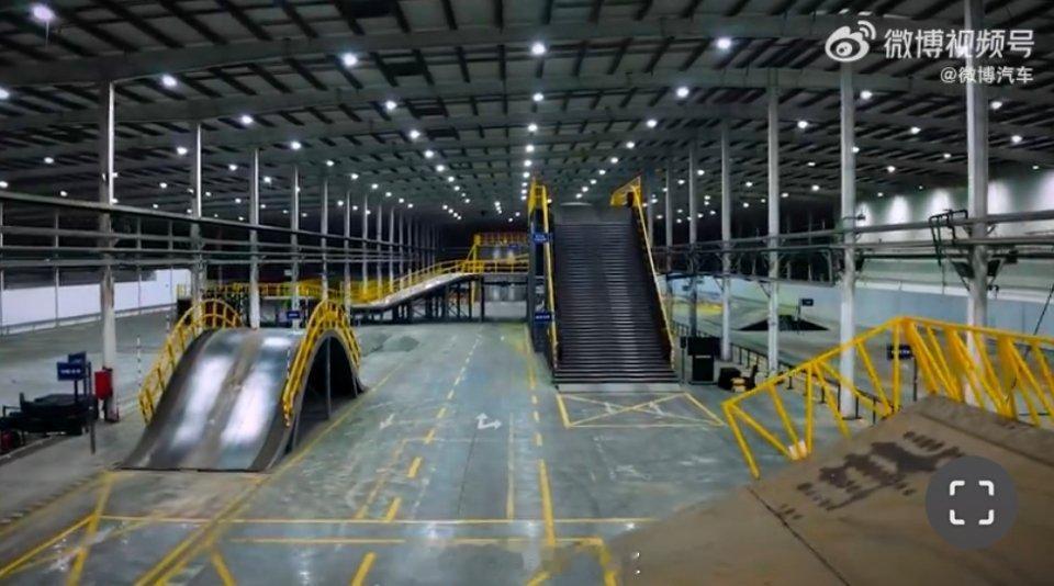 把山搬进厂里是疯了还是清醒 看似大胆的创意，实则是产业与生态的深度融合。将山体景