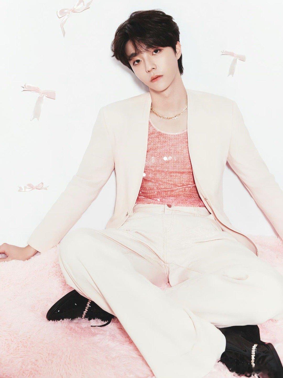 陈立农 生日写真大片哇！农农的这身粉色亮片内搭真的很特别啊[哇]看见农农的笑容就