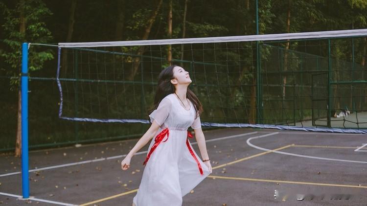 女人有了暧昧关系，一般会有这8个表现：
1、不想待在家里，总有事要出门，还打扮得