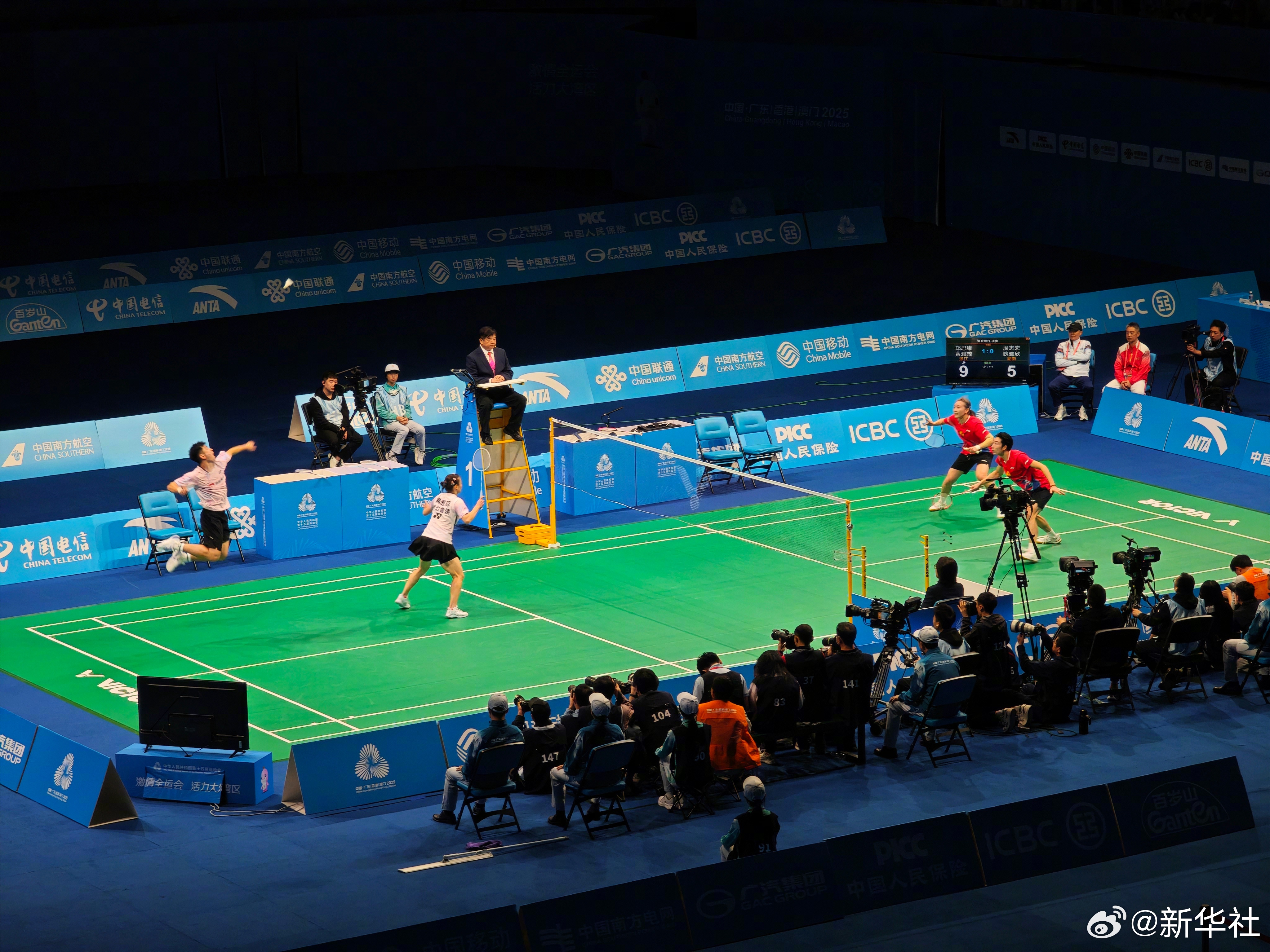 11月20日，在刚刚结束的第十五届全国运动会羽毛球混双决赛中，浙江队 / 战胜湖