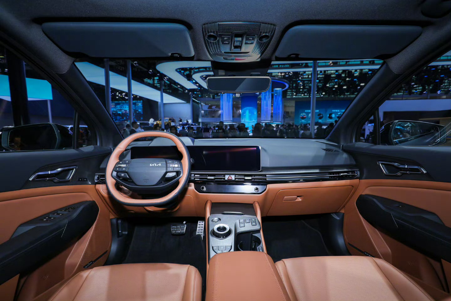 李娜的大满贯座驾新狮铂拓界空间大，前排也采用了大连屏！传统车企也在慢慢发力了！ 