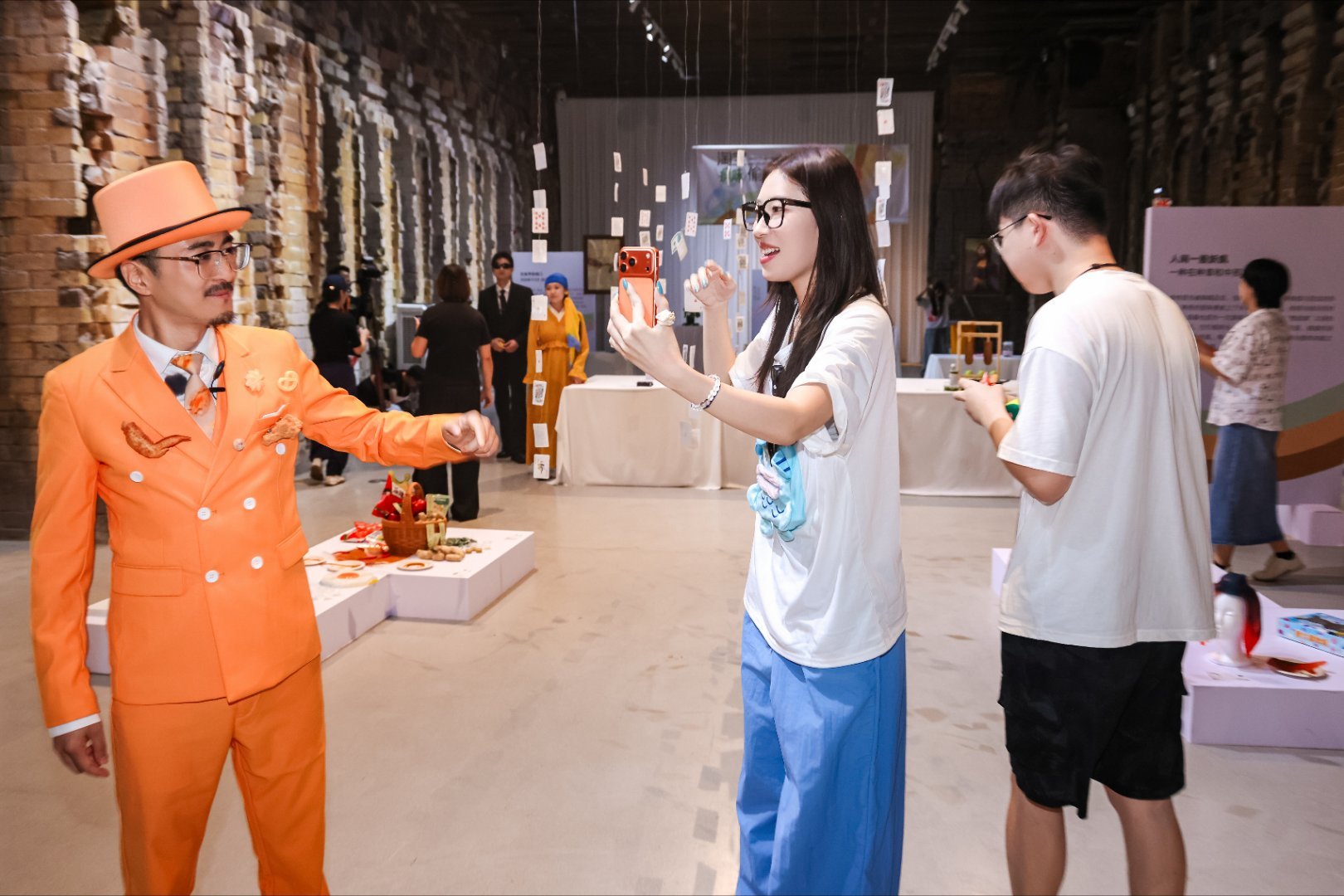 罗正现身杭州偷吃大赛罗正解锁全新趣味赛道！现身杭州偷吃大赛沉浸式干饭，全程投入认