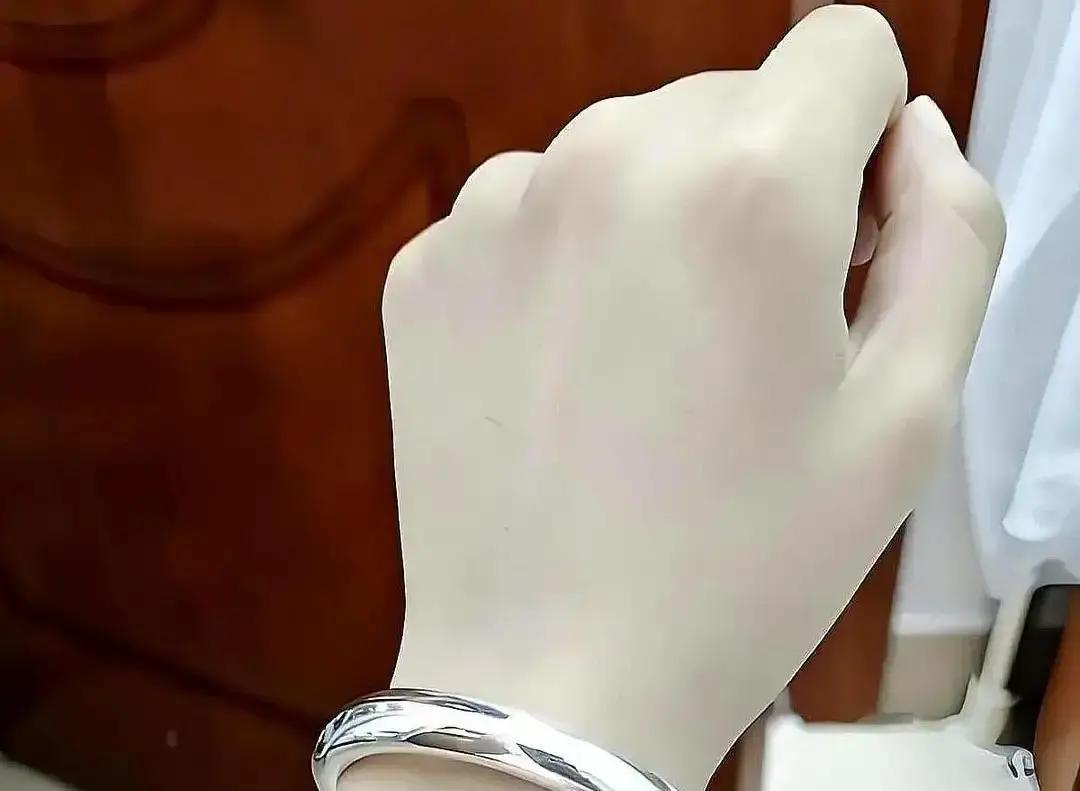 7块4一克，白银悄悄翻倍
 
去年6块5没下手，现在7块4。黄金贵得离谱，白银还