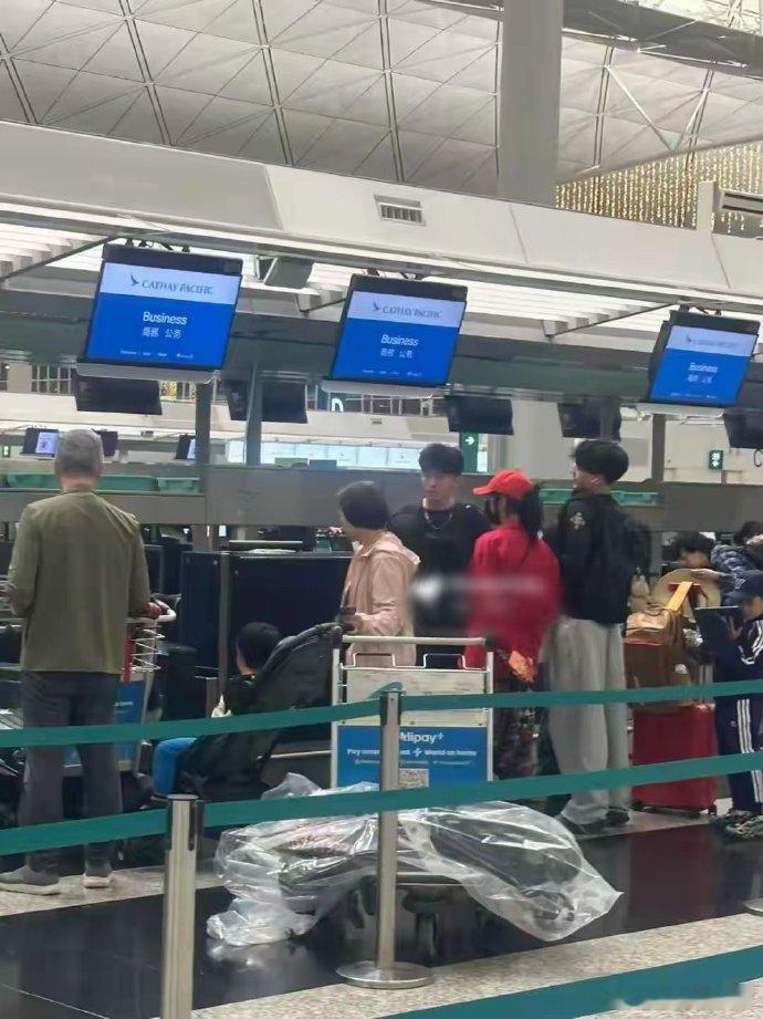 机场偶遇张柏芝带三个儿子出行 机场偶遇张柏芝带三个儿子出行，大儿子和二儿子好高了