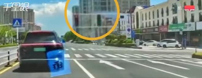 江苏一路口突发车祸，女子骑电瓶车横穿斑马线被小车撞飞，商户称疑似闯红灯，交警正在
