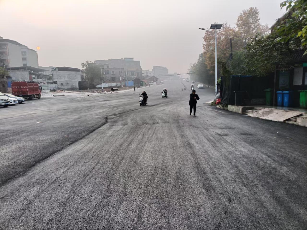 简阳石桥街道国道318铁路下穿洞子改造！从最新进度来看路面已经铺设完工，等待划线