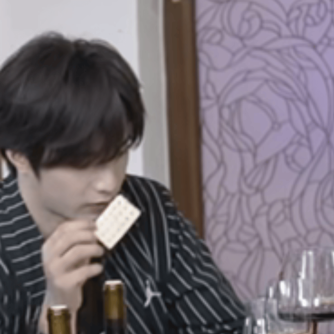 想好好研究一下眼前的酒但是脑子里都想着苏打饼干 
