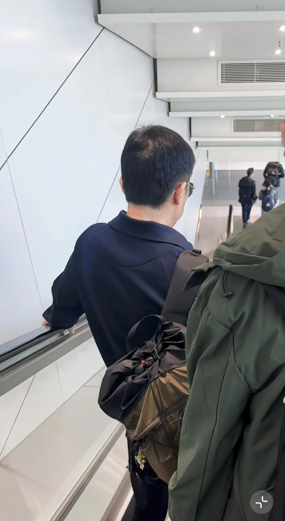 4月2日，梁朝伟在机场独自坐电梯准备飞韩国，穿着打扮和气质就是个普通的老头，一回