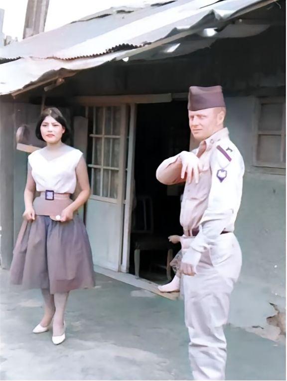 1952年，朝鲜半岛，一名南朝鲜女子给两名美军做完服务后，正当着老公的面热情地送
