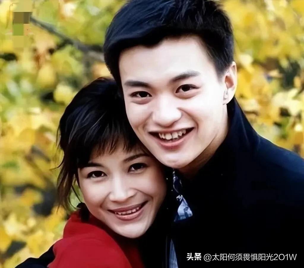 2011年，身家50亿的温州首富周旭辉，爱上了“李云龙”的老婆童蕾。随即他对童蕾