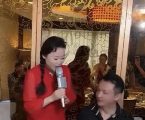 九哥就不应该和草帽姐一起直播

近日刷到九哥和草帽姐徐桂花一块直播的视频，觉得不