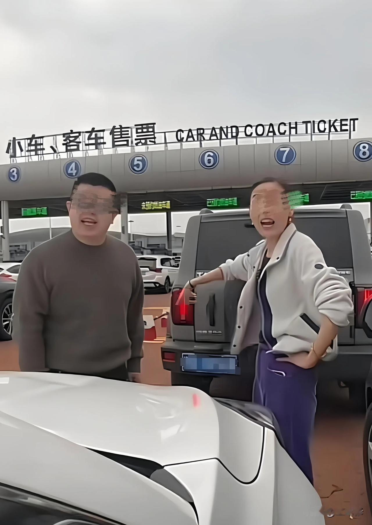 砸车时候的嚣张劲不见了，奔驰哥认怂求放过，即便脾气好的女车主同意放他一马，但是当
