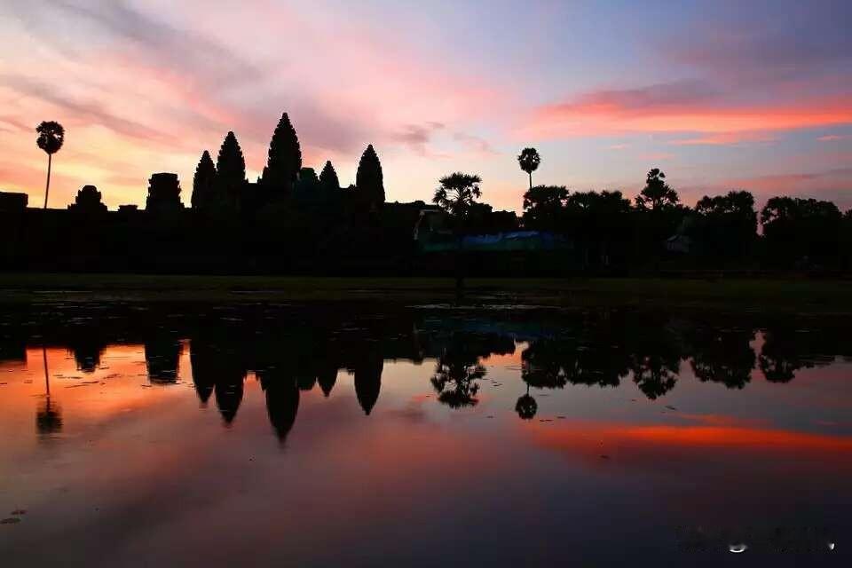 赠陶真老师
暹粒一别十载迁，
稚子今成翩少年。
又逢元日迎春暖，
前路相携共云天