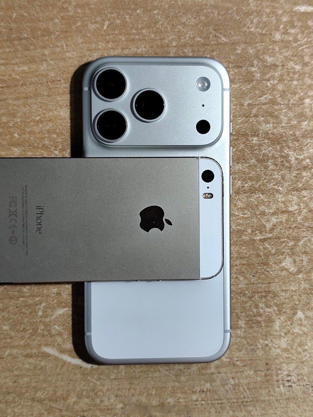 你说iPhone的设计不好吧可是每年的小细节跟新增的小部位都有延续的家族设计[捂