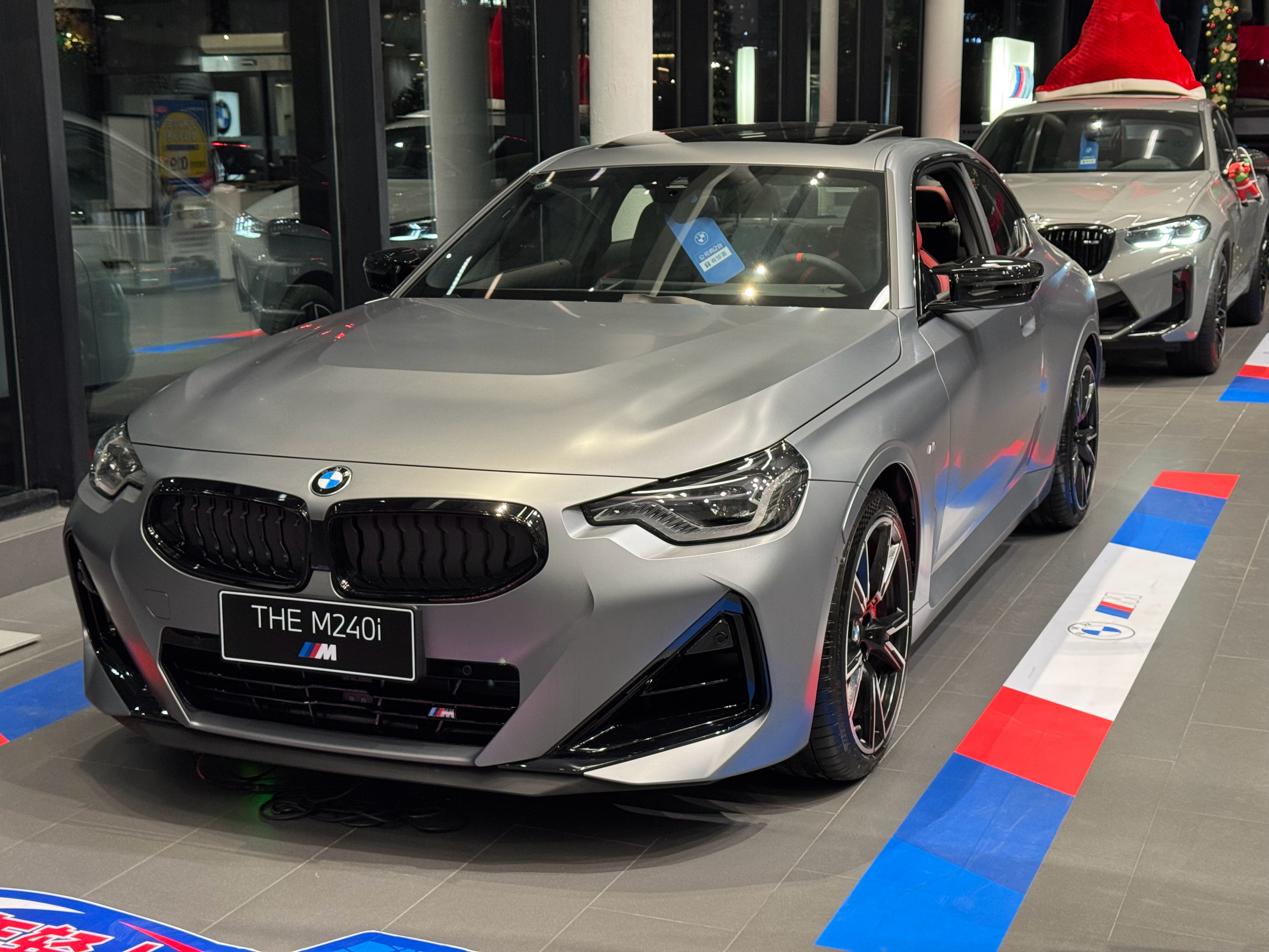 M240i，磨砂纯灰色，挺好看。 