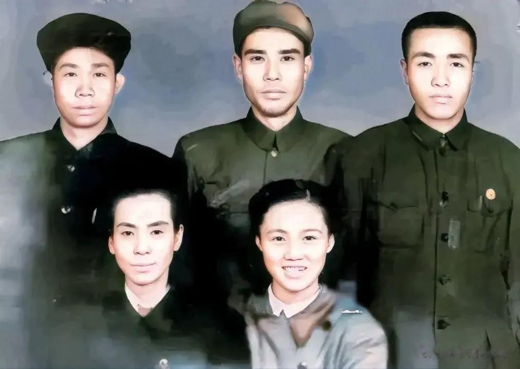 贺子珍和家人们的罕见合影。

让我们穿越到上世纪五十年代的上海，这张珍贵的合影照