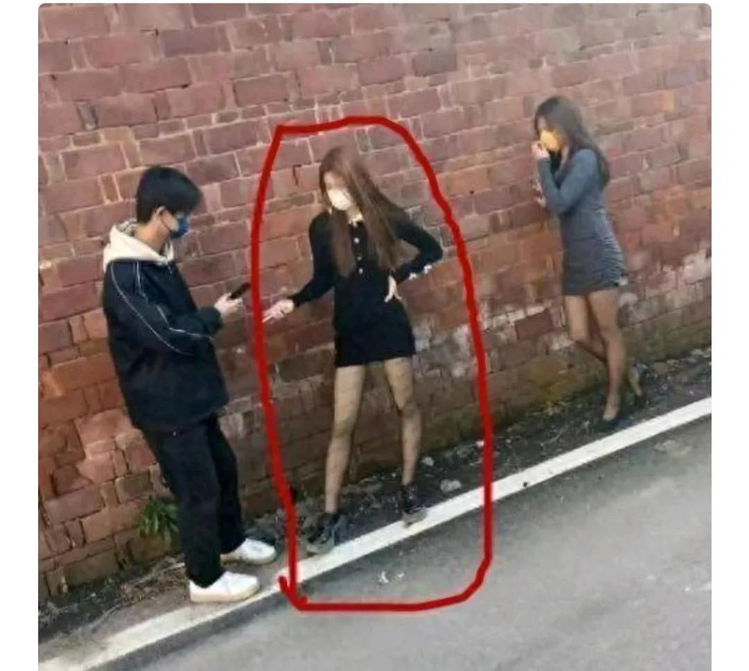 人在做，天在看？烟台高科技扫黄？警方用无人机抓获6个站街女。
人在做，天在看？烟