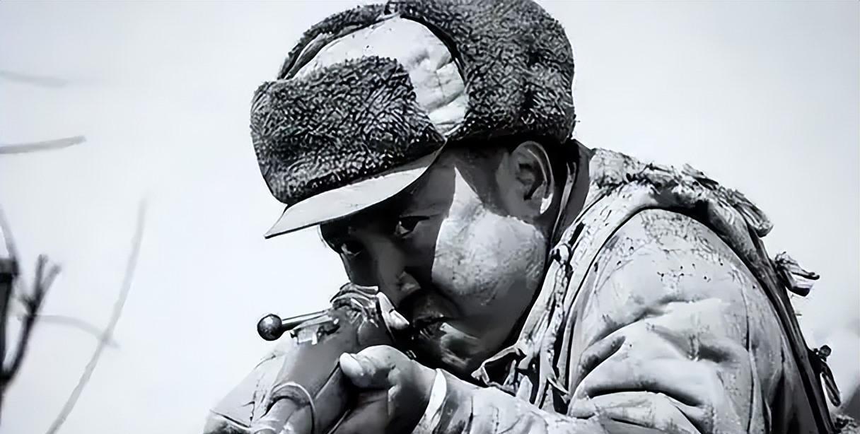 1951年，17岁志愿军战士被俘虏，美军打算押他请赏，可路上，前面美军突然脚滑摔