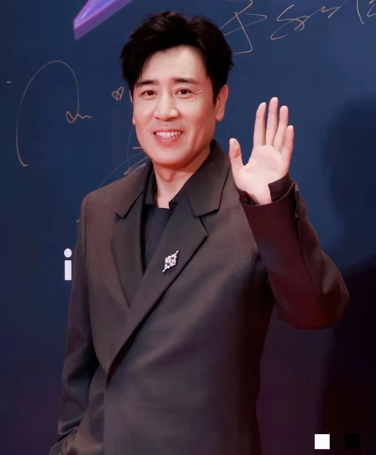 于和伟把他名下所有银行卡、房本、理财账户，全交到了宋林静手上。1999年，这个女