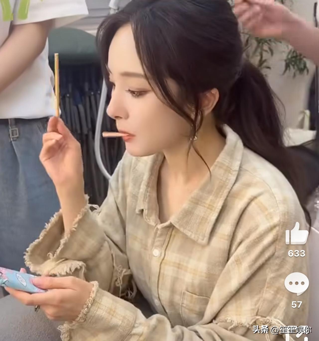 杨幂原生家庭有着高知标签，可镜头里不经意的举止，总让人质疑仪态与教养。很多网友直