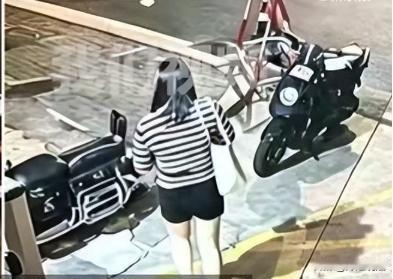 福建，年轻独居的女生，大半夜的跟一个陌生男子约出去玩，可出门后，一直跟在男子身后
