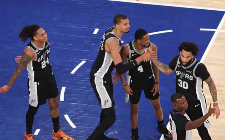 NBA总决赛，马刺对阵尼克斯的G5比赛中，出现了非常奇葩的一幕。第四节比赛还剩下