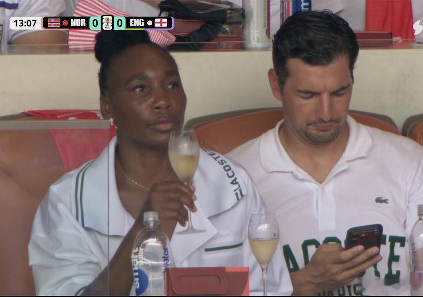 Venus Williams（大威）两口子来看挪威和英格兰比赛。 大v观赛团挪威