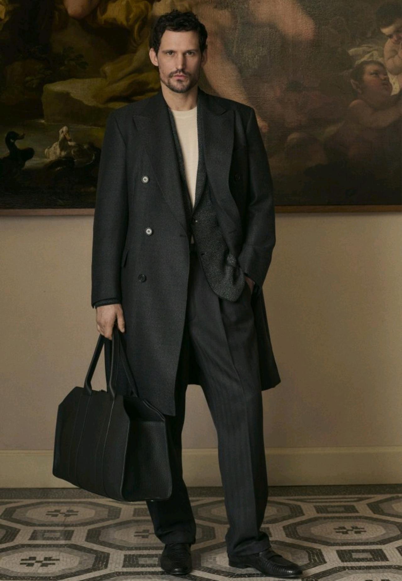 Brioni 2026秋冬男装系列，把意大利的秋日风光揉进了整盘配色里。基底是罗