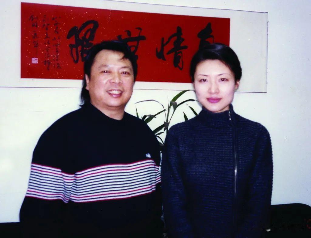 当年，知名主持人周涛下班回家，看见正在厨房忙碌的丈夫，瞬间心生厌倦，很是嫌弃地说