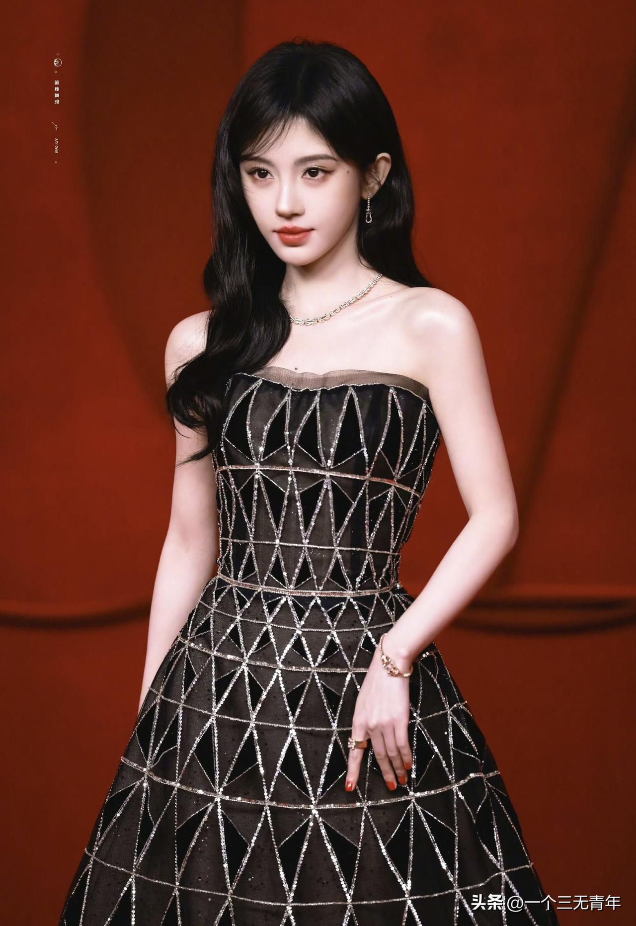 今天上午，娱乐圈投下一颗重磅深水炸弹，艺人鞠婧祎遭实名举报涉嫌偷税漏税，随着三张