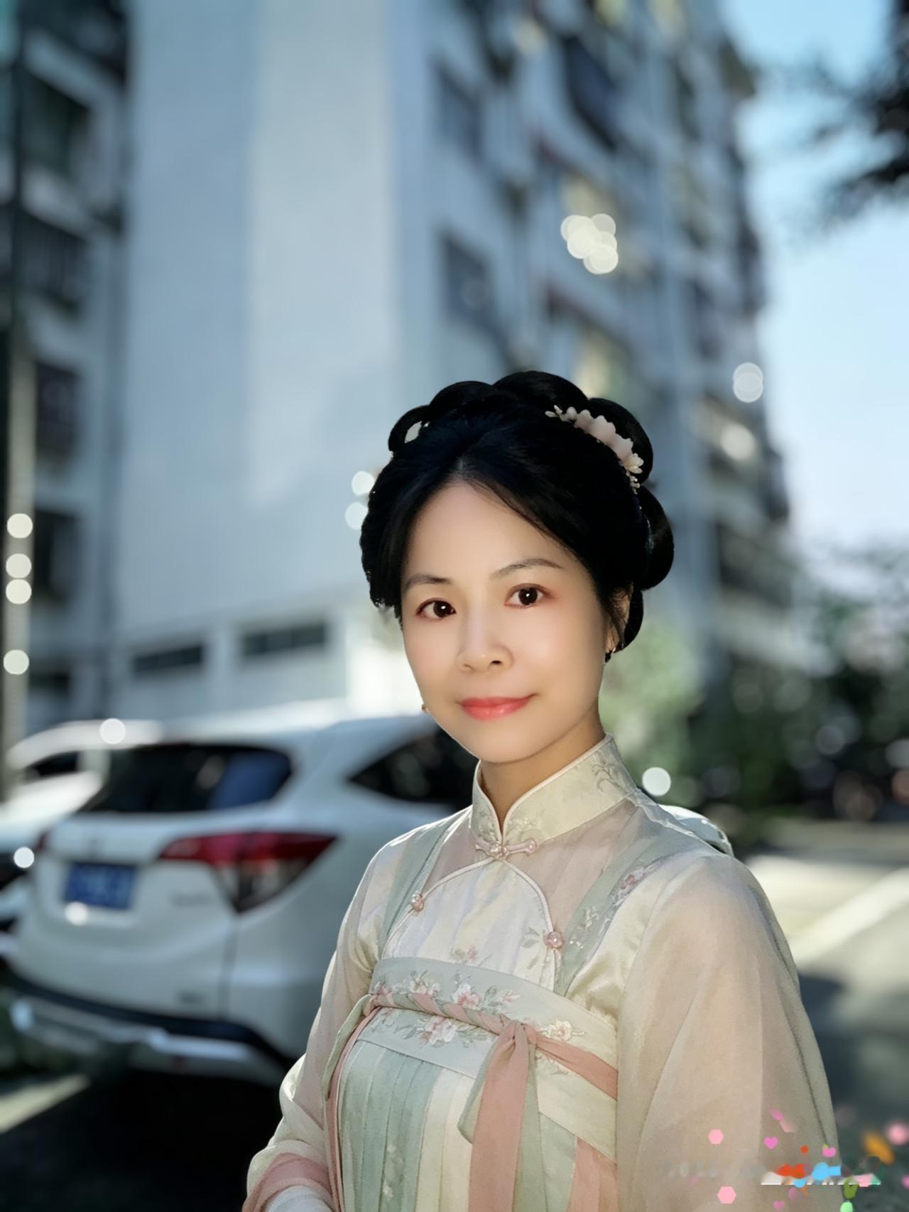 旧梦随风轻入梦，
往事如烟忆心中。
岁月无声人已远，
一怀思念寄长空。
有些时光