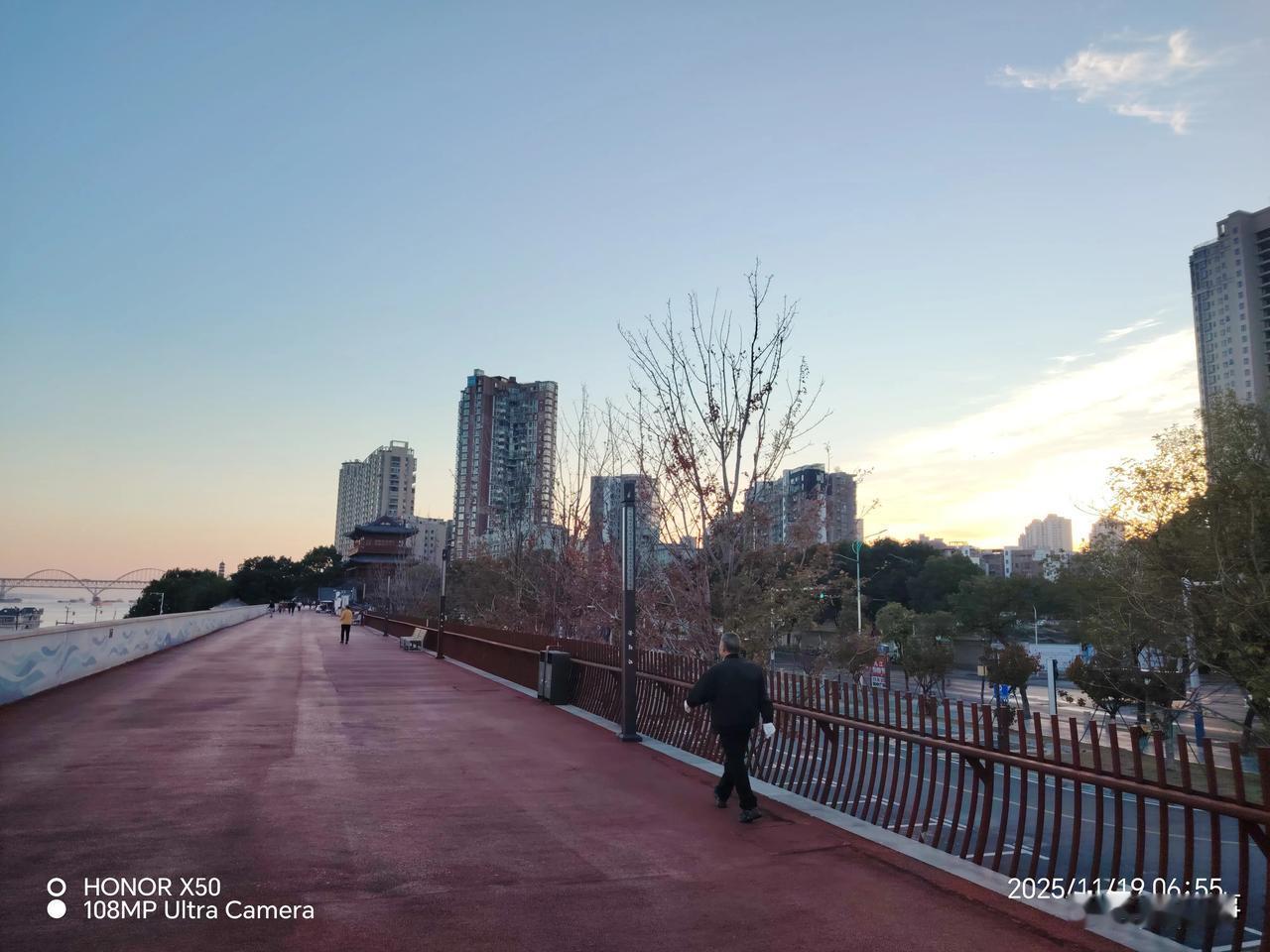 冬日生活随拍冬日长江岸边晨练赏日出