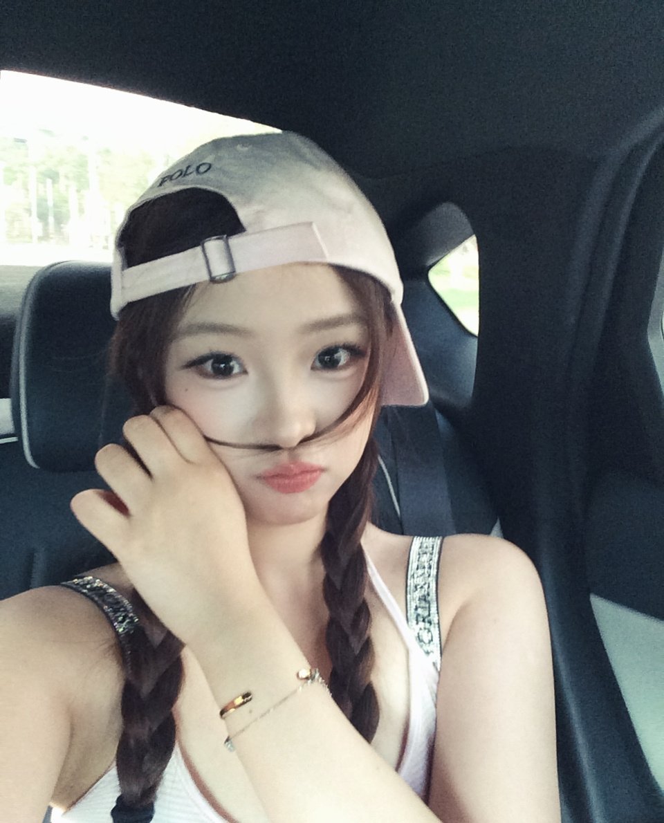 思慕社字母 凌晨三点十七分，窗外的雨下得认真。我数着雨滴打在空调外机上的节奏，像