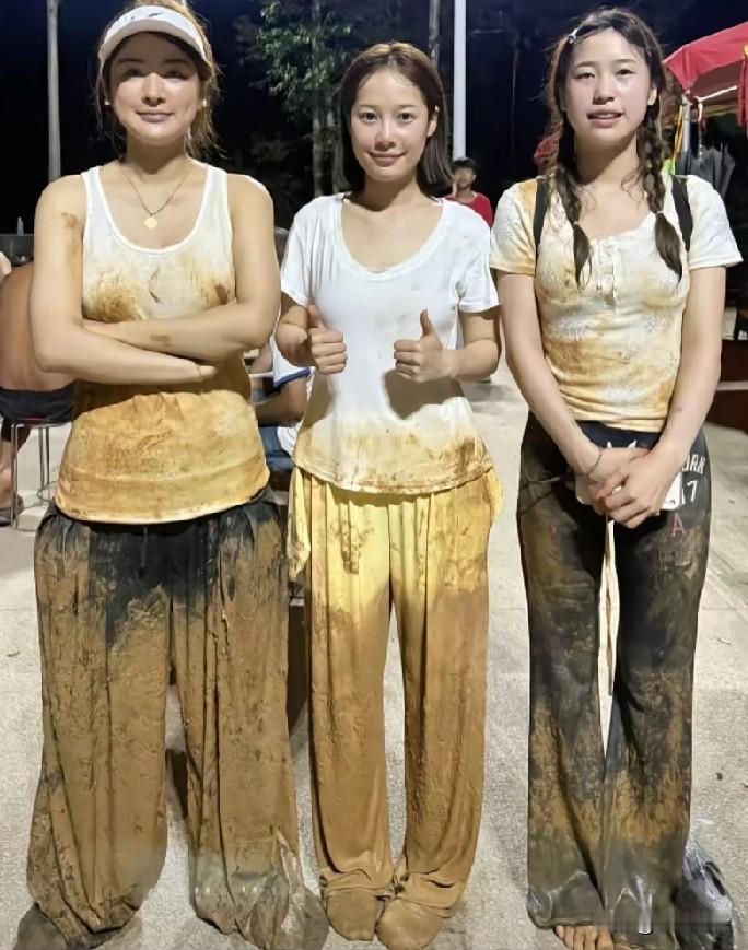 三个女孩背100多斤物资药品、奶粉、食物，徒步走了6小时，亲手送到受灾群众手里
