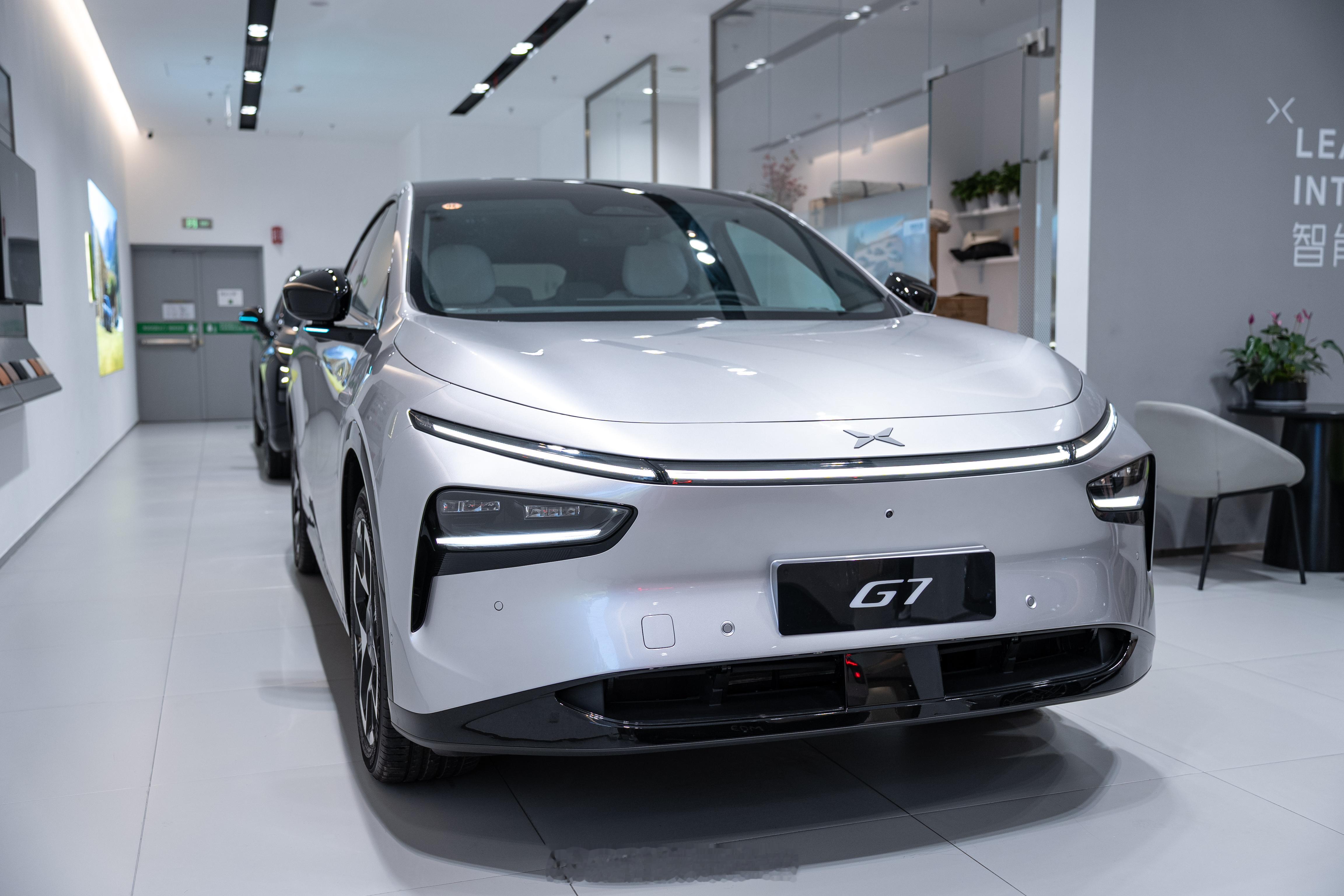 年轻人挤爆门店看小鹏G7年轻人都去门店看小鹏G7 小鹏G7展车已经到店啦[举手]