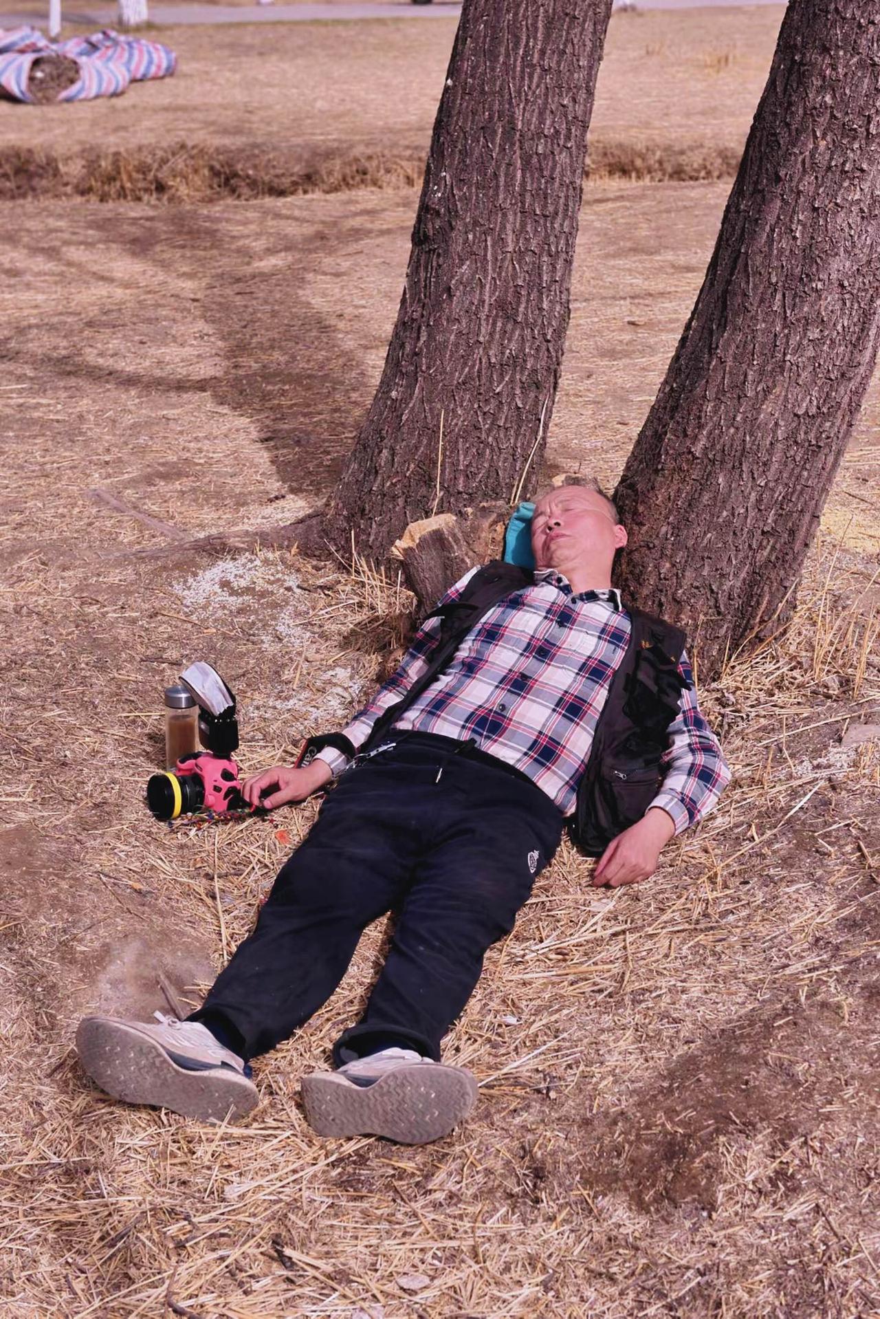 人像摄影约拍跟拍路人视角下的白红生命不息拍照不止