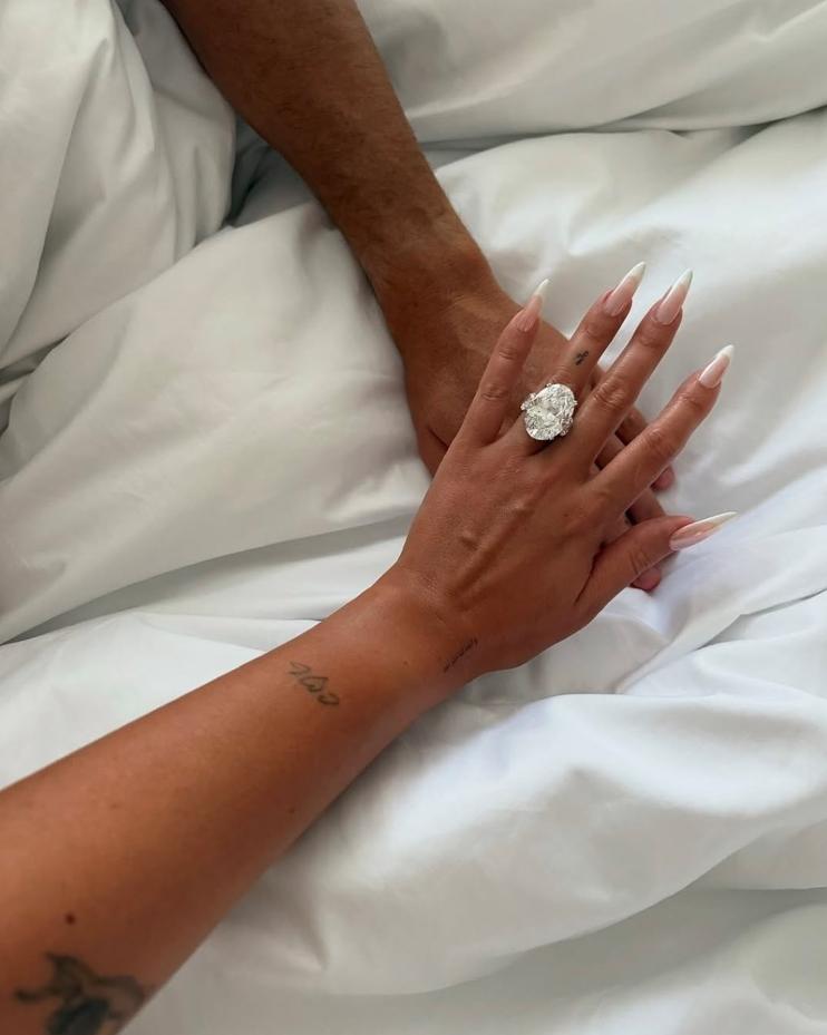 C罗终于要结婚了，明年世界杯结束后，他就和乔治娜办婚礼。女方这边晒出那颗闪瞎眼大