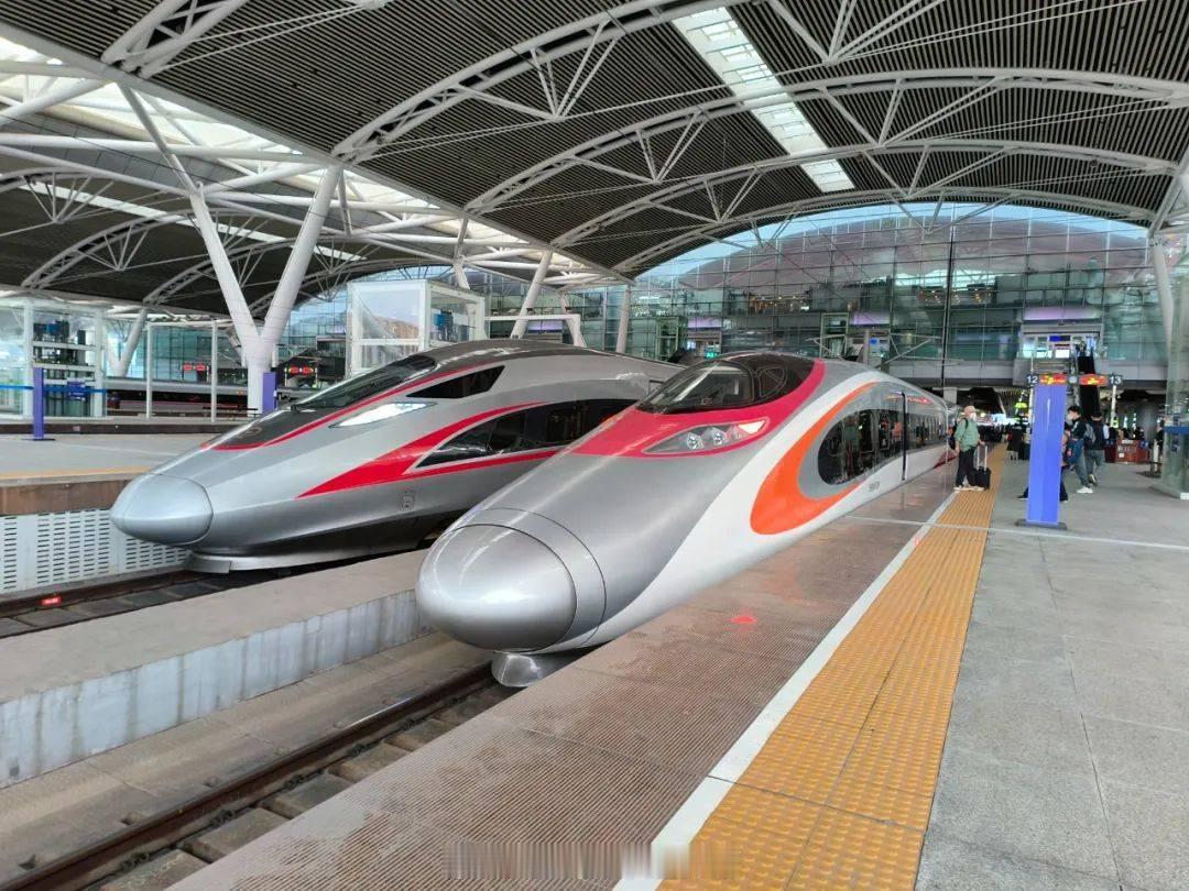铁路,早安 风停在窗边，嘱咐你要热爱这个世界。早安~ 