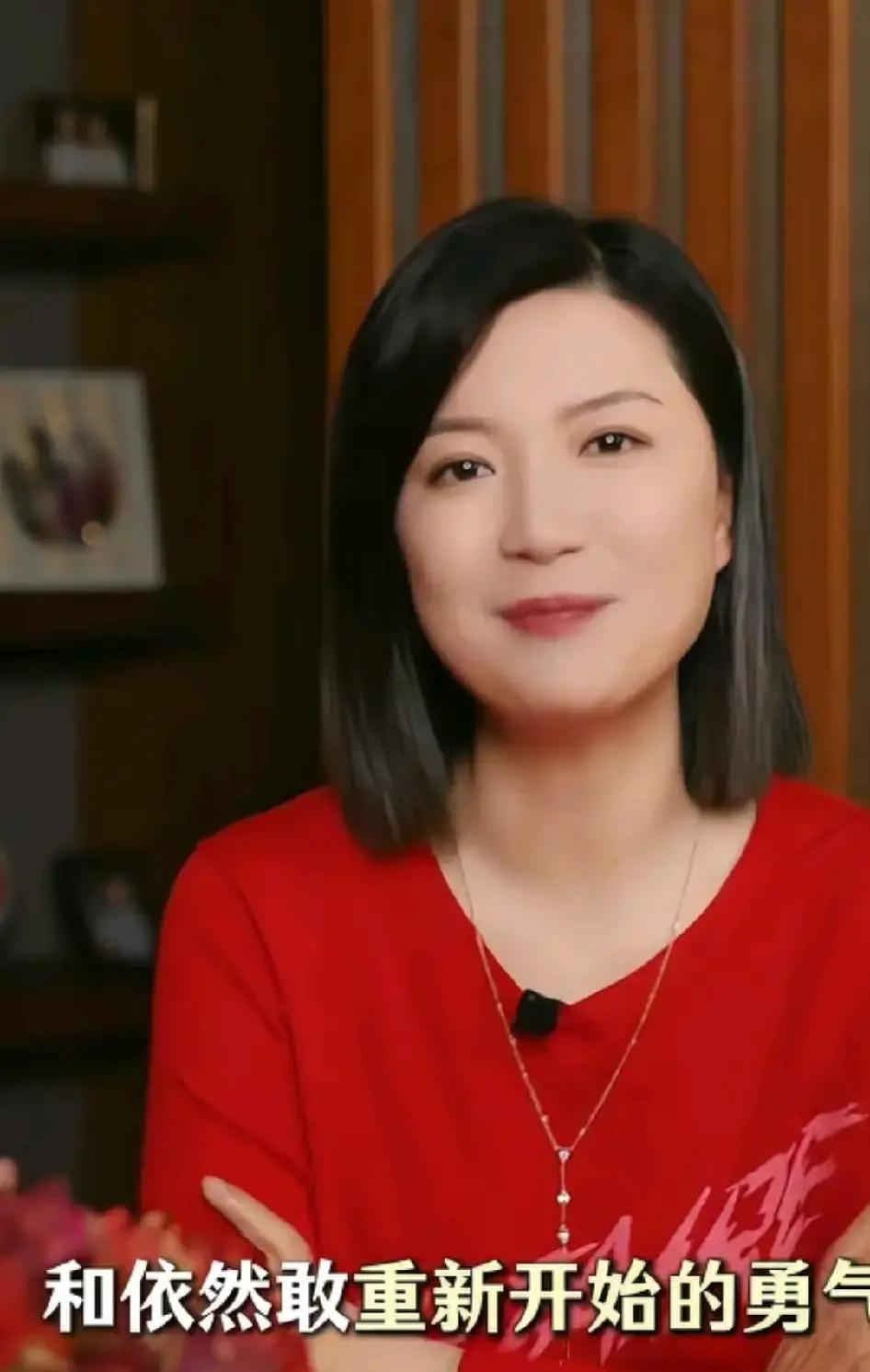 50岁，陈蓉甩出一段视频，直接说：老娘不怕老。
 
画面刷刷闪，三十年主持高光、