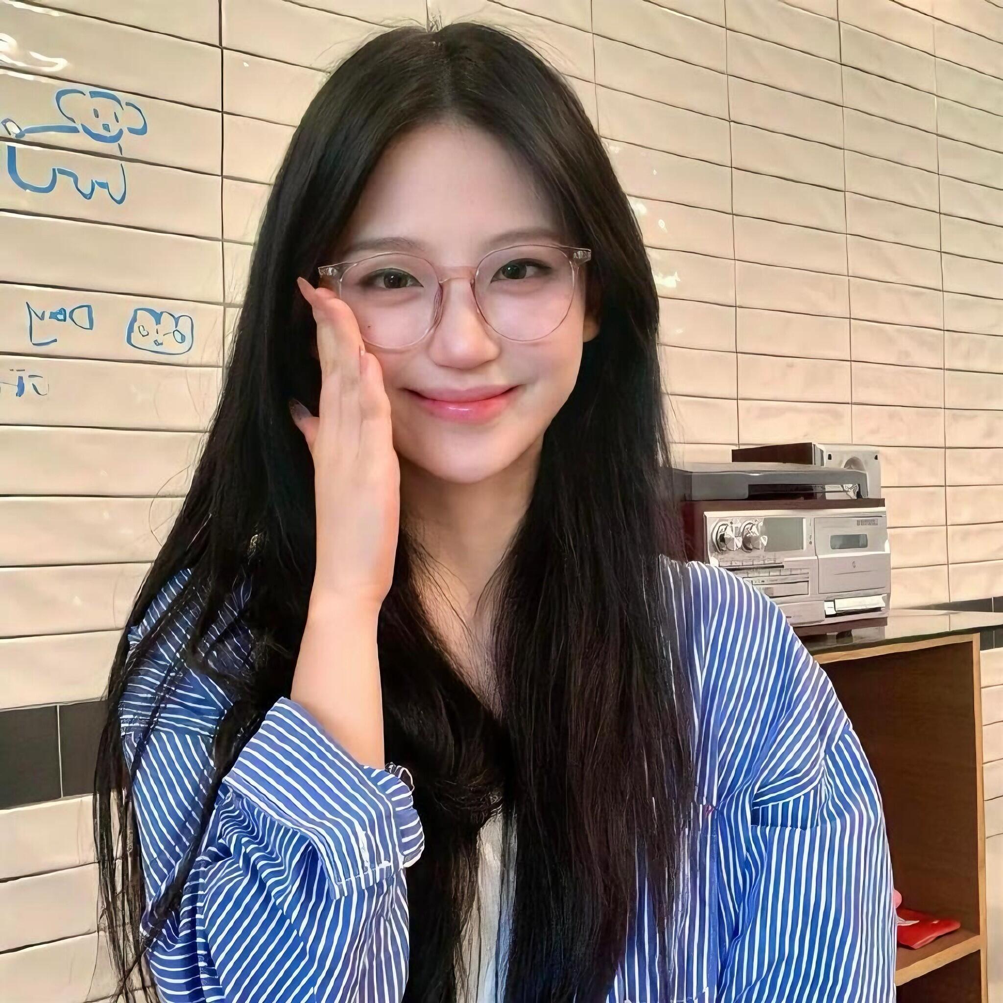 WeChat  ins小众女头｜氛围感女生头像𝐒𝐇𝐀𝐑𝐄🌿 