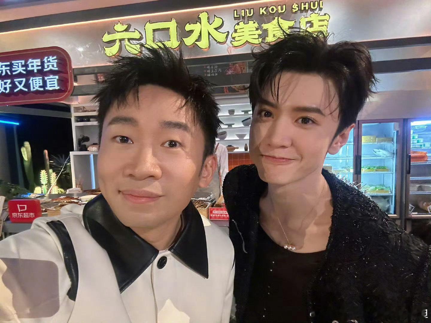 陈哲远是真着急吃饭陈哲远生怕错过杨迪的邀约 ​陈哲远是真的着急啊，吃饭生怕错过杨