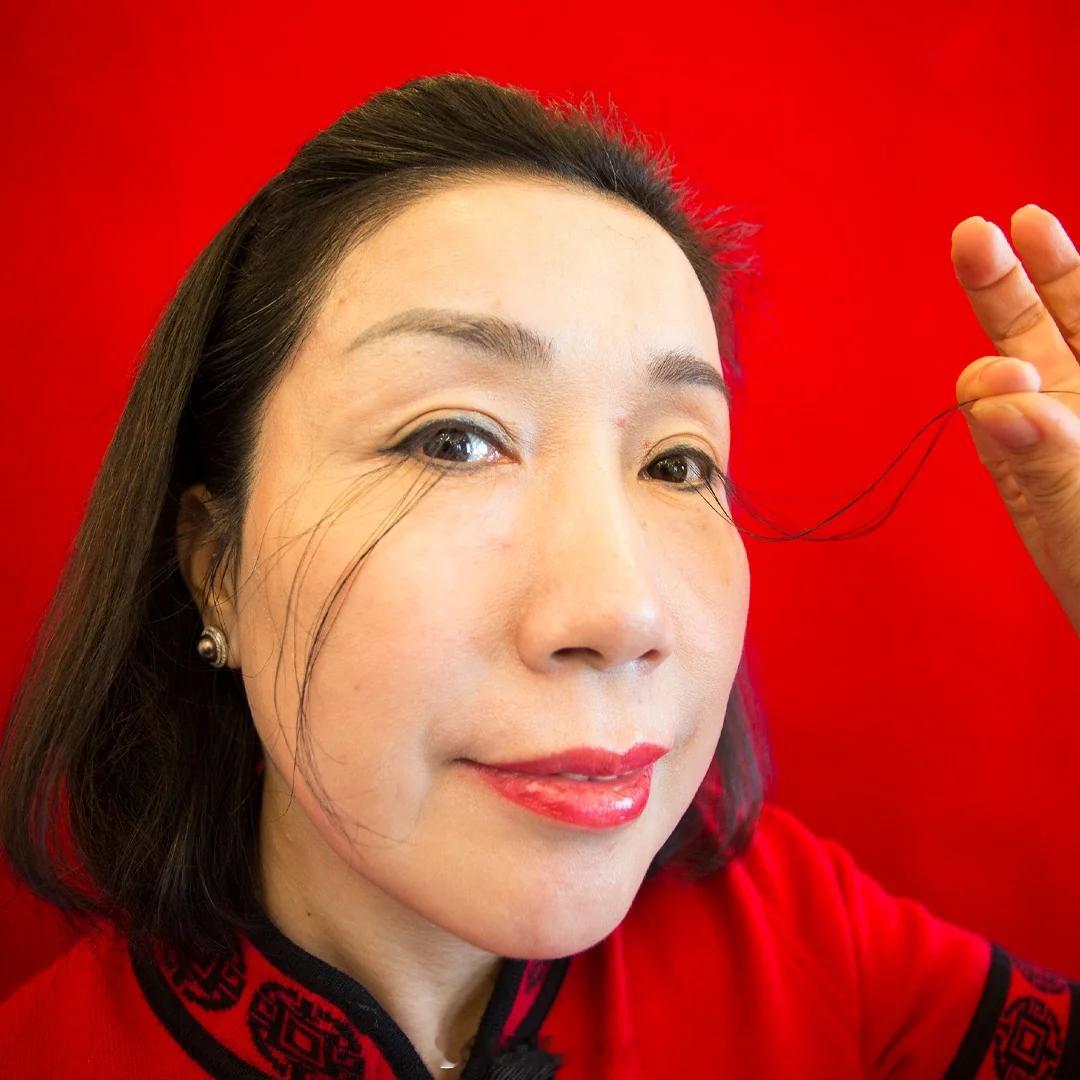 来自中国的尤建霞保持着最长睫毛20.5厘米（8英寸）的世界纪录 