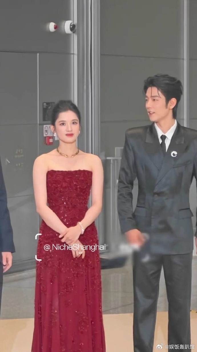 肖战张婧仪站一起对我眼睛太友好了肖战和张婧仪同框站一块真的绝，俊男美女同框画面舒
