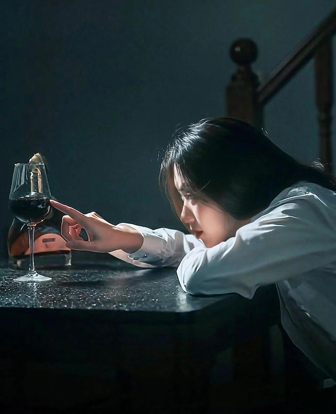 人世间

最伤人的两句言辞，

一句是

我这般倾心于你，

你为何偏偏不爱我？