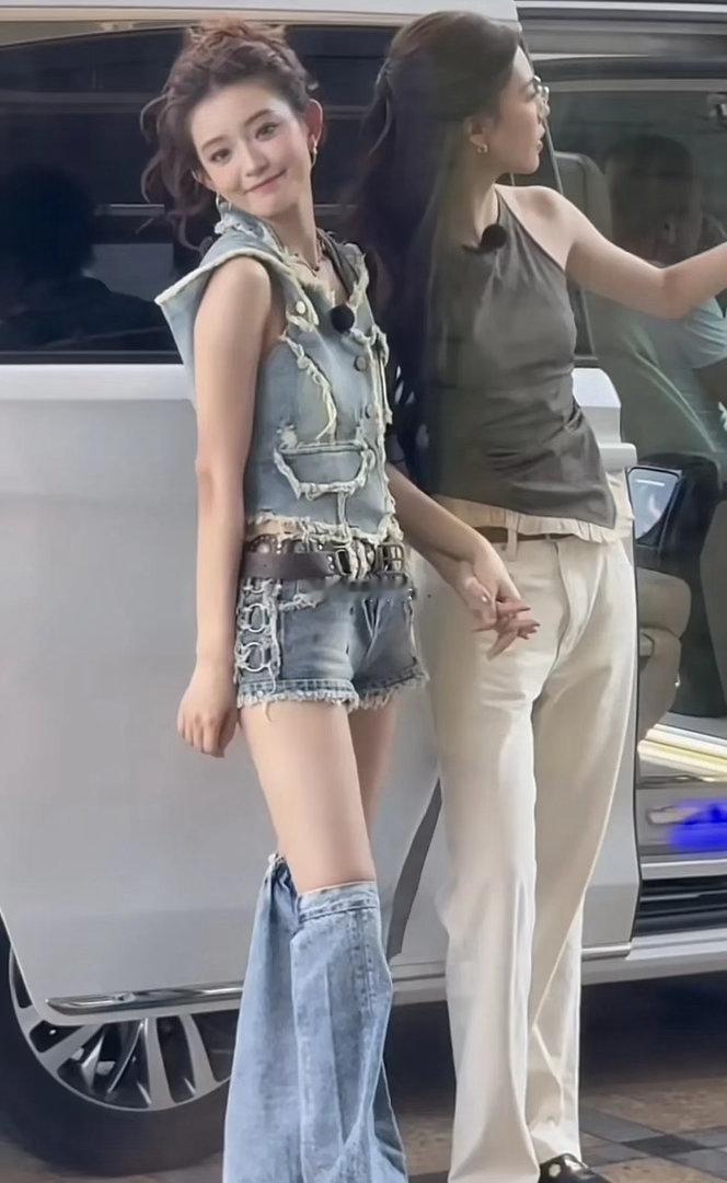 一个敢设计，一个敢穿，真是太牛了 