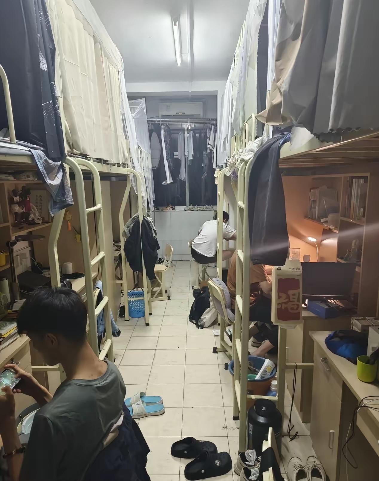 真是愁死了，一位妈妈在网上崩溃哭诉，儿子高分考上武汉大学，本是全家的骄傲，结果只