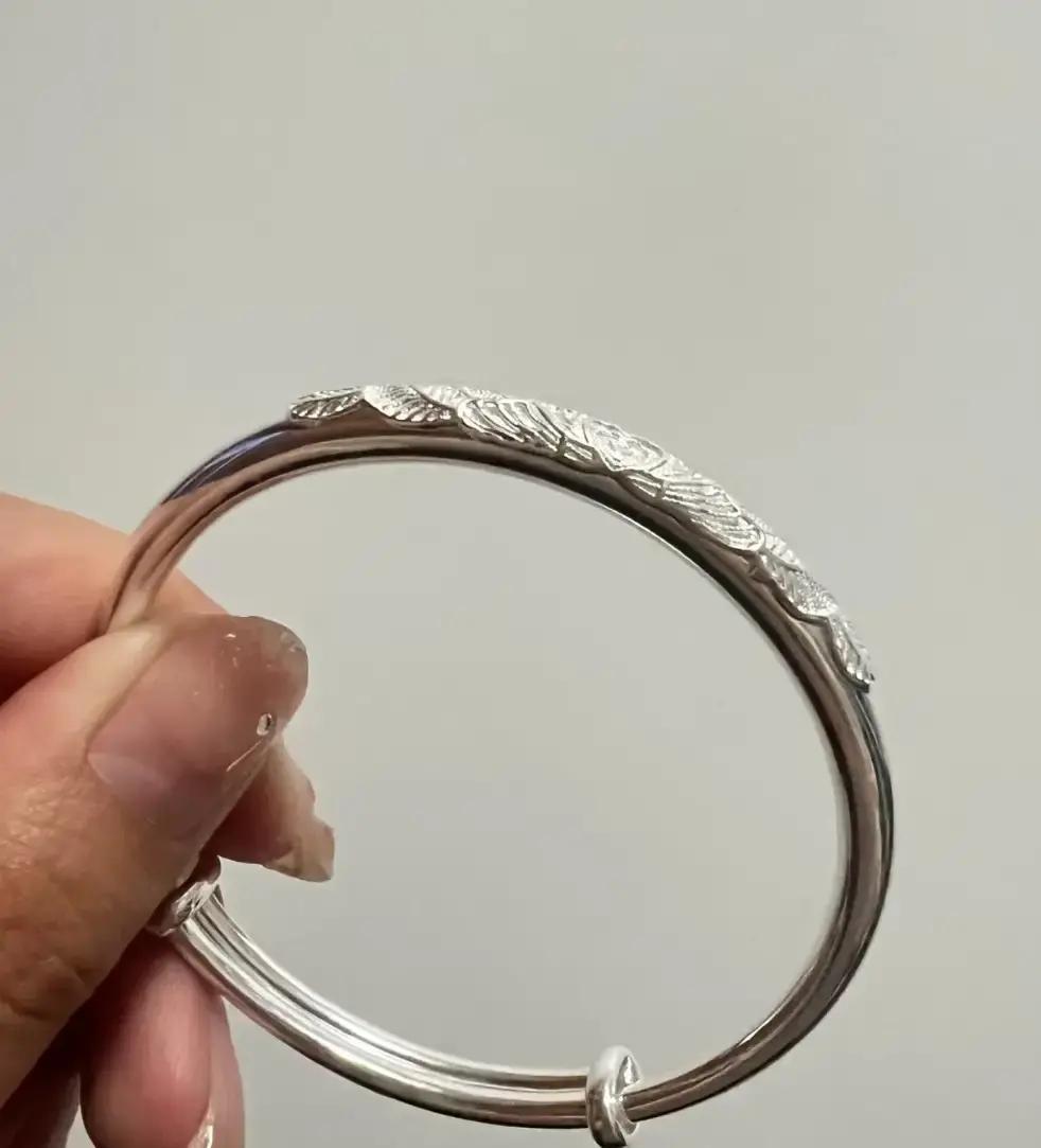 去年四百多的银镯子，现在标签直接跳到六百多，我上周在商场柜台前愣了半天，导购小声