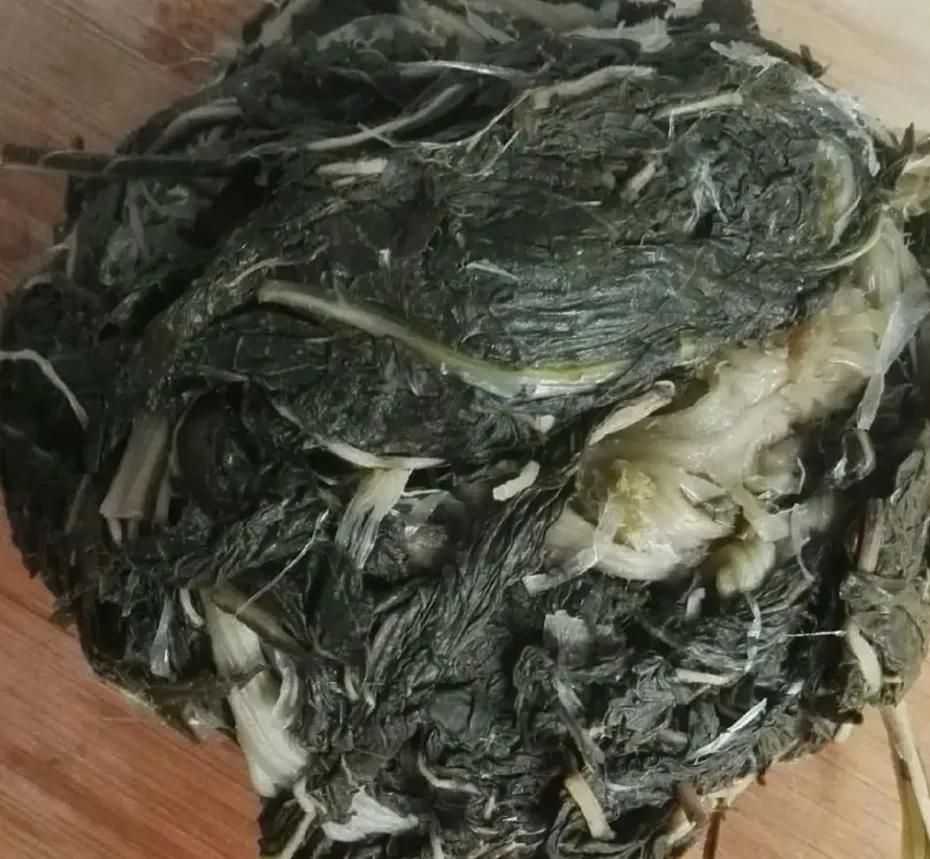 河南人爱吃芝麻叶面条，这就是农村人的商机。

种一亩芝麻，采叶子卖。

叶子经过