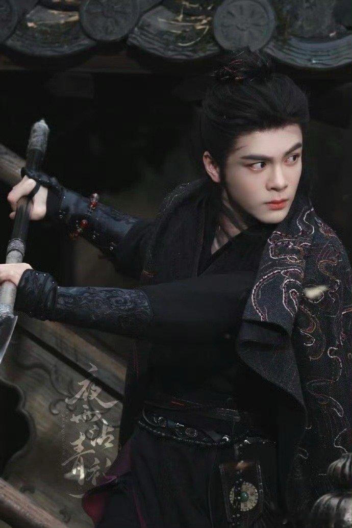 曾舜晞给的安全感  当曾舜晞饰演的角色把披风披在你肩上，那种被保护的感觉油然而生